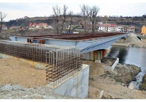 TOT SE FACE! Pentru a finanţa CET-ul, municipalitatea a luat un milion de lei din contul rezervat finalizării podului Dragoş Vodă (foto), început în 2011. În ciuda diminuării, primarul Ilie Bolojan susţine că lucrările vor fi reluate după finalizarea negocierilor cu firma Construcţii Bihor, executantul podului. "Obiectivul nostru este să finalizăm construcţia anul acesta, aşa cum am promis", spune edilul